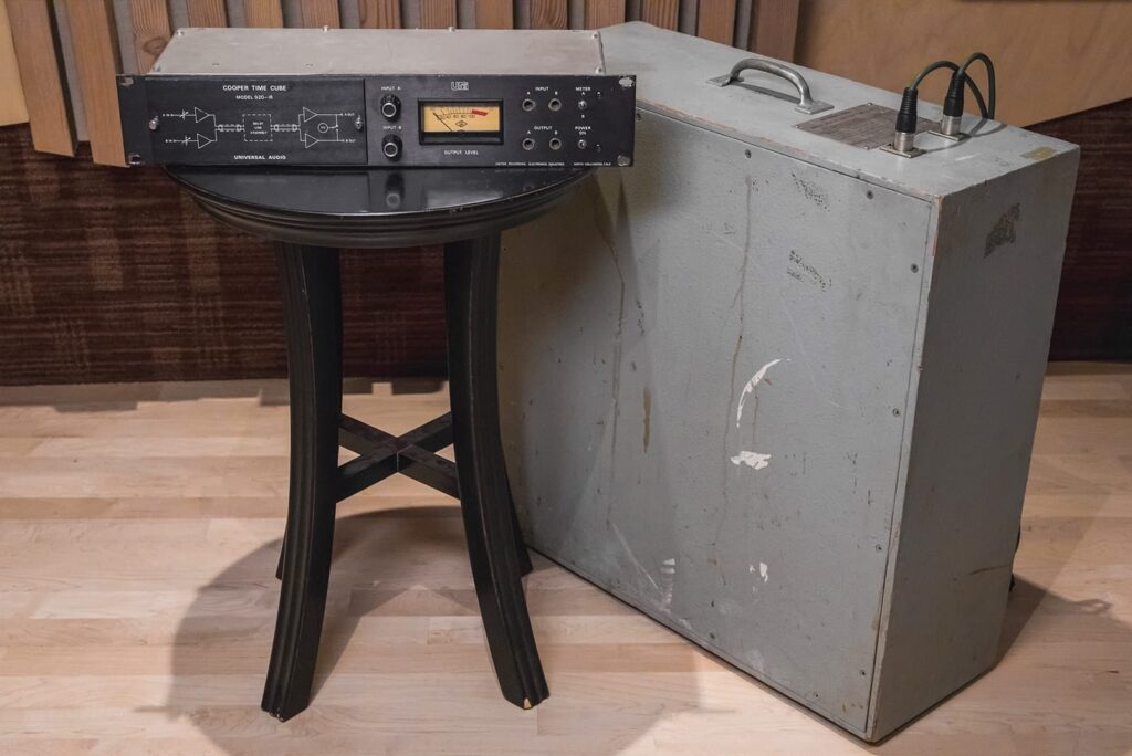 Universal Audio UAFX Starlight Echo Station - A Collection of Classic Delays in One Stunning Pedal 6 blog_cooper_time_cube_power_feat2