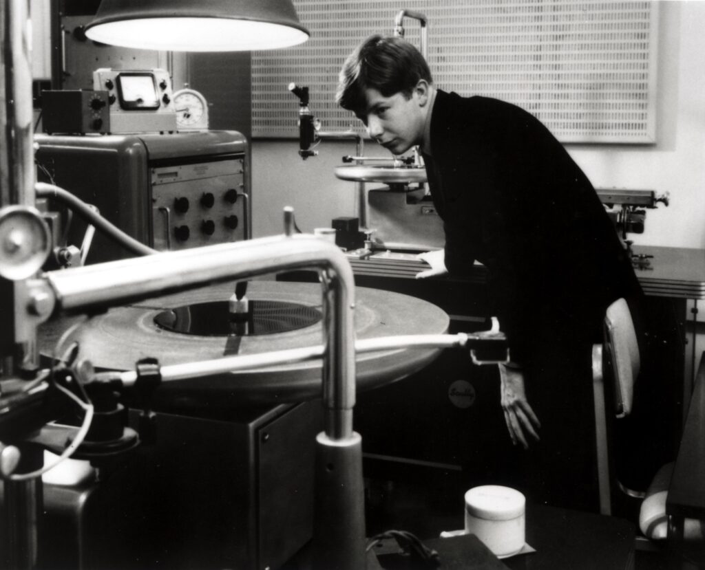 Mixing vs Mastering - A Complete Guide for Musicians and Producers (+ Audio Examples) 7 ken-scott